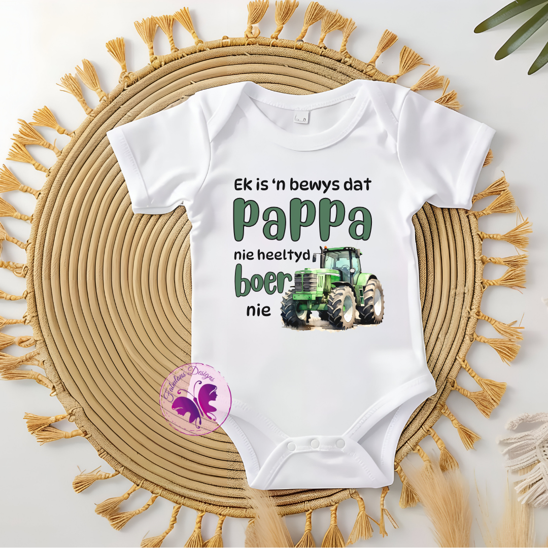 Baby Onesie - Ek is bewys dat pappa nie heeltyd boer nie (Groen)